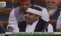 चोटिल अवस्था में लोकसभा में पहुंचे एसपी सांसद धर्मेंद्र यादव ने सदन में बीजेपी सरकार पर तानाशाही का आरोप लगाते हुए अखिलेश यादव को इलाहाबाद जाने से रोकने का मुद्दा उठाया और कार्रवाई की मांग की। चोटिल अवस्था में लोकसभा में पहुंचे एसपी सांसद धर्मेंद्र यादव ने सदन में बीजेपी सरकार पर तानाशाही का आरोप लगाते हुए अखिलेश यादव को इलाहाबाद जाने से रोकने का मुद्दा उठाया और कार्रवाई की मांग की।