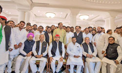 अखिलेश की डिनर डिप्लोमेसी, चाचा शिवपाल के साथ भतीजे की जुगलबंदी अखिलेश की डिनर डिप्लोमेसी, चाचा शिवपाल के साथ भतीजे की जुगलबंदी