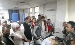 वाराणसी : नेता प्रतिपक्ष विधानसभा उ०प्र० रामगोविंद चौधरी घायलों का हाल जानने पहुंचे बीएचयू ट्रामा सेंटर वाराणसी