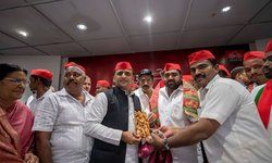 युवा पीढ़ी का भविष्य बर्बाद कर रही है भाजपा : अखिलेश