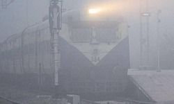 दीनदयाल उपाध्याय जंक्शन पर बड़ा हादसा, पटरी से उतरी गरीब रथ