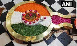 उत्तराखंड: ऋषिकेश के चंद्रेश्वर महादेव मंदिर में शिवलिंग को तिरंगे के रंग में सजाया गया है.. #IndependenceDayIndia