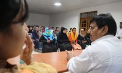 इटावा : सिचाई विभाग डाक बंगले में मुस्लिम समुदाय की माहिलाओं ने शिवपाल यादव से अपनी समस्याये बताई, शिवपाल ने पूर्ण अस्वासन दिया निस्तारण का