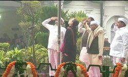 कांग्रेस की अंतरिम अध्यक्ष सोनिया गांधी ने पार्टी कार्यालय में फहराया तिरंगा। आज कांग्रेस का 135वां स्थापना दिवस है। कई वरिष्ठ नेता इस मौके पर मौजूद रहे।