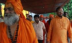 सपा और कांग्रेस हंगामे के चलते मंत्री सुरेश खन्ना की बैठक का स्थान बदला