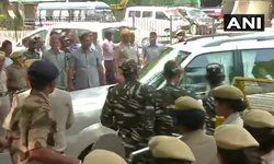 दिल्ली: ईवीएम को लेकर विपक्षी नेता चुनाव आयोग के अधिकारियों से मिलने चुनाव आयोग पहुंचे।