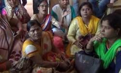 टिकट वितरण को लेकर बीजेपी की महिला मोर्चा कार्यकर्ताओं का हंगामा टिकट वितरण को लेकर बीजेपी की महिला मोर्चा कार्यकर्ताओं का हंगामा