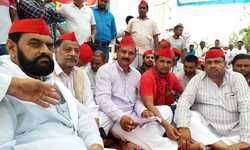 गन्ना बकाया को लेकर सपाइयों ने चीनी मिल के सामने दिया धरना गन्ना बकाया को लेकर सपाइयों ने चीनी मिल के सामने दिया धरना