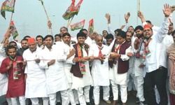 सपाइयों ने जबरन किया रोड का उद्घाटन, 100 से भी ज्यादा नेताओं पर FIR सपाइयों ने जबरन किया रोड का उद्घाटन, 100 से भी ज्यादा नेताओं पर FIR