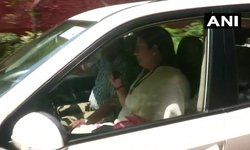 दिल्ली: अमेठी सांसद स्मृति ईरानी अपने निर्वाचन क्षेत्र के लिए रवाना, वह अमरोही के बरौली के पूर्व ग्राम प्रधान सुरेंद्र सिंह के परिवार से मिलेंगी, जिनकी कल रात गोली मारकर हत्या कर दी गई थी।