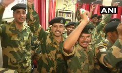 जम्मू और कश्मीर: सीमा सुरक्षा बल (BSF) के जवानों ने आज ओल्ड मैनफोर्ड, मैनचेस्टर में #IndiaVsPakistan मैच से पहले भारतीय टीम के लिए चीयर किया।