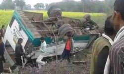 बांदा - बेकाबू बस पलटी, 40 यात्री घायल, 14 की हालत गंभीर