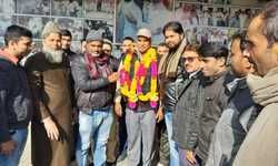 सपा विधायक के सुरक्षा गार्ड ताहिर हुसैन के रिटायर होने पर विदाई दी गई सपा विधायक के सुरक्षा गार्ड ताहिर हुसैन के रिटायर होने पर विदाई दी गई