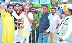 नरेश के भाजपा मेंं शामिल होने पर सपाइयों ने बाटी मिठाई नरेश के भाजपा मेंं शामिल होने पर सपाइयों ने बाटी मिठाई