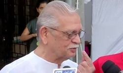 मुंबई: दिग्गज  निर्देशक-गीतकार गुलज़ार ने बांद्रा के एक मतदान केंद्र पर अपना वोट डाला ।