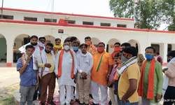 रायबरेली डलमऊ :कोतवाली परिसर में कोरोना योद्धा पुलिस प्रशासन और पत्रकार साथियों को भाजपा जिला अध्यक्ष रामदेव पाल,जिला उपाध्यक्ष दल बहादुर सिंह और अन्य पदाधिकारियों द्वारा किया गया सम्मानित रायबरेली डलमऊ :कोतवाली परिसर में कोरोना योद्धा पुलिस प्रशासन और पत्रकार साथियों को भाजपा जिला अध्यक्ष रामदेव पाल,जिला उपाध्यक्ष दल बहादुर सिंह और अन्य पदाधिकारियों द्वारा किया गया सम्मानित