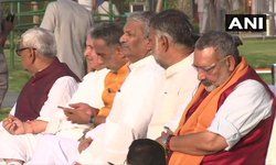 शपथ ग्रहण समारोह से पहले नरेंद्र मोदी यहां पूर्व पीएम अटल बिहारी वाजपेयी को श्रद्धांजलि देंगे। भाजपा अध्यक्ष अमित शाह और जेपी नड्डा, पीयूष गोयल, गिरिराज सिंह सहित अन्य पार्टी के नेता पहुंचे हैं