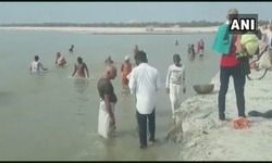 लॉकडाउन में राहत मिलने के बाद मंगलवार को भी प्रयागराज के त्रिवेणी संगम में भक्तों की भीड़ लगी। महीनों बाद गंगा में स्नान कर पूजा अर्चना के लिए बड़ी संख्या में भक्त इकट्ठे हुए। लॉकडाउन में राहत मिलने के बाद मंगलवार को भी प्रयागराज के त्रिवेणी संगम में भक्तों की भीड़ लगी। महीनों बाद गंगा में स्नान कर पूजा अर्चना के लिए बड़ी संख्या में भक्त इकट्ठे हुए।