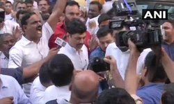 एनसीपी प्रमुख शरद पवार की ओर से बुलाई गई पार्टी विधायकों की बैठक में शामिल होने के लिए धनंजय मुंडे वाईबी सेंटर पहुंच गए हैं. धनंजय मुंडे सुबह अजित पवार के साथ थे.