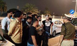 लखनऊ : बर्थडे के नाम पर 1090 चौराहे पर रात 2 बजे कर रहे थे हुड़दंग, पुलिस कमिश्नर ने खुद ही हुड़दंगियों को पकड़ा, हुड़दंगियों को कमिशनर ने खुद भेजा हवालात, पुलिस को चौराहे पर निगाह रखने की दी हिदायत.