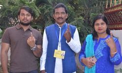 लखनऊ -मोहनलालगंज लोकसभा सीट से प्रत्याशी सी एल वर्मा ने सपरिवार किया मतदान लखनऊ -मोहनलालगंज लोकसभा सीट से प्रत्याशी सी एल वर्मा ने सपरिवार किया मतदान