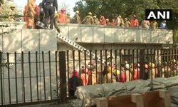 दिल्ली: फैक्ट्री में आग के बाद ब्लास्ट, इमारत जमींदोज, दमकलकर्मियों समेत कई फंसे