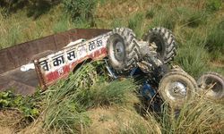 रायबरेली : फतेहपुर डलमऊ रोड पर फिरोजपुर के पास गंगा स्नान करने जा रहे ट्रेक्टर ट्राली पर लोगो को  तेज रफ्तार ट्रक ने मारी टक्कार, १६ लोग गम्भीर रुप से घायल