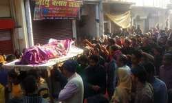 पोस्टमॉर्टम के बाद घर पहुंचा बेटी का पार्थिव शरीर, अपहरण के बाद जिंदा जलाई गई थी पोस्टमॉर्टम के बाद घर पहुंचा बेटी का पार्थिव शरीर, अपहरण के बाद जिंदा जलाई गई थी