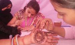 मलिहाबाद के पिंक बूथ पर महिलाओ को लगी वोट फ़ॉर इंडिया की मेहंदी मलिहाबाद के पिंक बूथ पर महिलाओ को लगी वोट फ़ॉर इंडिया की मेहंदी