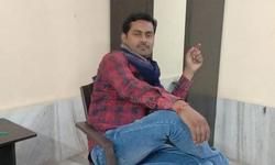 बड़के नेता जी ने छोटके नेता जी को जूते से मारा...