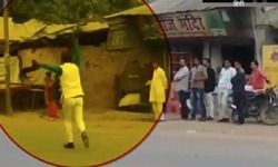 योगी के काफिले के आगे आया छात्रों का जत्था, दिखाए काले झंडे योगी के काफिले के आगे आया छात्रों का जत्था, दिखाए काले झंडे