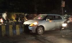 सिगरा थाना क्षेत्र के फातमान रोड पर कार डिवाइडर से टकराई , 2 लोग घायल इस खतरनाक डिवाइडर से पहले भी कई एक्सीडेंट हो चुके हैं