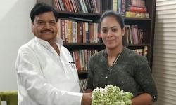 21 वें राष्ट्रमंडल खेलों में भारोत्तोलन प्रतियोगिता में स्वर्ण पदक जीतने वाली देश की बेटी पूनम यादव को सम्मानित शिवपाल सिंह यादव ने सम्मानित किया