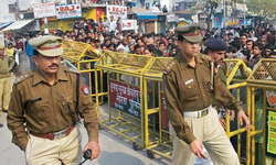 यूपी पुलिस के तेवर से अपराधियों में दहशत का माहौल .. यूपी पुलिस के तेवर से अपराधियों में दहशत का माहौल ..