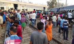 रायबरेली : हरचंदपुर रेलवे स्टेशन के नजदीक ट्रेन हादसा 6 डिब्बे पलटे ,मालदा सुपरफास्ट लगभग 300 लोगो की फसे होने की संभावना 6 की मौत ,रायबरेली की पुलिस कप्तान मौके पर पहुची ,बचाव कार्य जारी। रायबरेली : हरचंदपुर रेलवे स्टेशन के नजदीक ट्रेन हादसा 6 डिब्बे पलटे ,मालदा सुपरफास्ट लगभग 300 लोगो की फसे होने की संभावना 6 की मौत ,रायबरेली की पुलिस कप्तान मौके पर पहुची ,बचाव कार्य जारी।