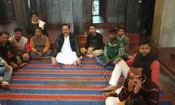 उचित मुआवजा के लिए विंध्य संघर्ष समिति के अध्यक्ष राजन पाठक बैठे धरने पर