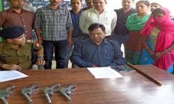 थैले भरकर गयी थी तमंचे बेचने थैले भरकर गयी थी तमंचे बेचने