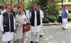 दूर खड़े होकर नरेश अग्रवाल को देखना पड़ा लाल टोपी का जश्न दूर खड़े होकर नरेश अग्रवाल को देखना पड़ा लाल टोपी का जश्न