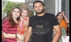 शाहिद अफरीदी ने बेटी को आरती करते देख तोड़ दिया था टीवी, वीडियो हुआ वायरल शाहिद अफरीदी ने बेटी को आरती करते देख तोड़ दिया था टीवी, वीडियो हुआ वायरल