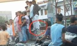 इटावा- मोदी सरकार के 4 साल पूरे होने के जश्न मे सदर विधायिका सरिता भदौरिता व जिलाध्यक्ष शिव महेश दुबे की उपस्थिति मे भाजपाई जूते पहनकर चढे सरदार पटेल की प्रतिमा पर।।