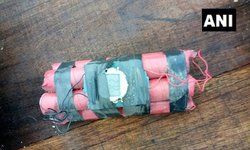 गुजरात: राजकोट जिले के मेटोदा गांव में एक बम पाया गया है। मौके पर पुलिस और बम निरोधक दल मौजूद हैं : विजय तिवारी