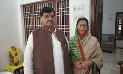 इटावा- अपनी इकलौती बहिन कमला देवी से टीका करवाने पहुँचे पूर्व मंत्री शिवपाल सिंह यादव