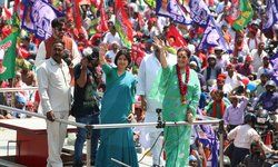 नामांकन के बाद पूनम सिन्हा ने किया रोडशो, डिंपल यादव साथ में नामांकन के बाद पूनम सिन्हा ने किया रोडशो, डिंपल यादव साथ में