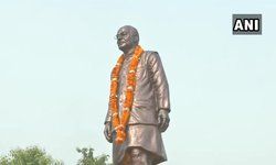 पूर्व वित्त मंत्री अरुण जेटली की जन्म तिथि के मौके पर बिहार के मुख्यमंत्री नीतीश कुमार ने पटना में उनकी मूर्ति का आनावरण किया।