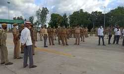 आजमगढ़ दलित प्रधान की हत्या के विरोध में घटनास्थल पर जा रहे चंद्रशेखर आजाद उर्फ रावण को पुलिस ने जनपद की सीमा लोहरा टोल प्लाजा पर रोका।मौके पर एसपी सहित कई थानों की पुलिस फोर्स मौजूद