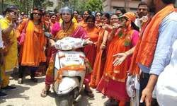 गोरखपुर में स्मृति ईरानी के नेतृत्व में निकली स्कूटी रैली, रवि किशन के पक्ष में बना रहीं माहौल