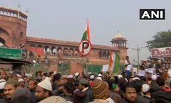 दिल्ली की जामा मस्जिद में एक बार फिर नागरिकता संशोधन एक्ट के खिलाफ विरोध प्रदर्शन शुरू हो गया है. सैकड़ों की संख्या में नमाज़ी CAA के खिलाफ विरोध प्रदर्शन कर रहे हैं.