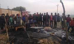 अराजक तत्वों ने एक चाय पान की बोगी में आग लगा दी