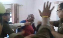 बहराइच : पूर्व विधायक ने तहसीलदार को चैंबर में मारा थप्पड़. नेता की दबंगई के विरोध में तहसील नानपारा कर्मचारी हड़ताल पर. आरोपी दिलीप वर्मा के खिलाफ एफआईआर दर्ज.