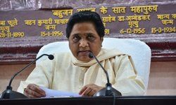 बसपा प्रमुख मायावती का बयान - गठबंधन के खिलाफ नही है लेकिन किसी भी पार्टी के साथ तभी गठबंधन करेगी जब सम्मानजनक सीटें मिलेगी, नहीं तो अपने दम पर चुनाव लड़ना बेहतर समझती हूँ।